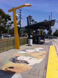 로럴캐니언역 출구와 바닥 벽화.