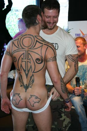 2009년의 탄저(왼쪽)와 비니 D'안젤로(오른쪽). 두 사람은 2000년대 후반에 교제했다.