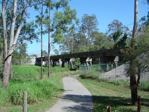 골드코스트 철도 노선의 킹스턴 교차로에 있는 스크러비 크릭과 자전거길, 2013년