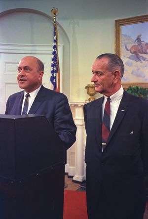 백악관에서 자신의 취임식에서 존슨 대통령과 함께 (1966년)