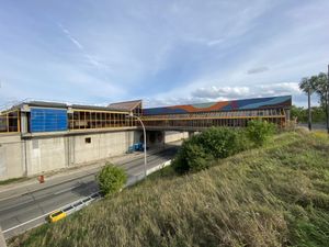 로렌스 애비뉴 웨스트 남쪽에 있는 주요 역 구조와 버스 플랫폼, 스페이싱... 에어리얼 하이웨이 묘사