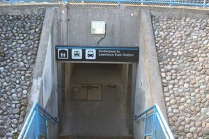 역 동쪽의 지하도 입구