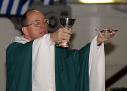 미사를 집전하는 사제