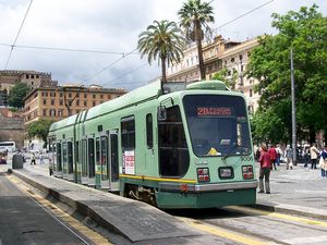 2010년 피아자 리소르지멘토에서 운행 중인 SOCIMI 노면전차 9006