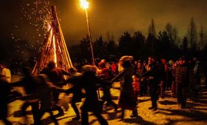 나로-포민스크, 모스크바주, 러시아에서 콜리아다 축제를 기념하며 시계 방향으로 불 주위를 돌며 춤을 추는 로드노베르