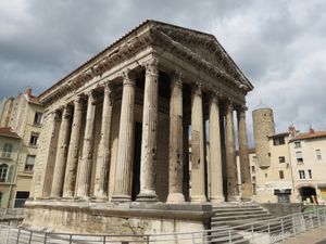비엔 (프랑스)의 아우구스투스와 리비아 신전. 본래 아우구스투스와 로마에게 봉헌된 건물이었다. 아우구스투스는 서기 14년에 사망하면서 신격화가 이뤄졌으며 그의 부인 리비아는 서기 42년에 클라우디우스를 통해 신격화가 이뤄졌다.