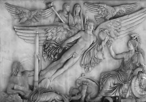 날개 달린 게니우스가 신격화된 안토니누스 피우스와 황후 파우스티나를 하늘로 인도하는 모습. 안토니누스 피우스 원주 기단부 부조, 바티칸 박물관.