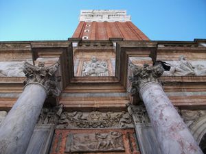 동양식 브레치아, 베로나 및 카라라 대리석, 이스트라 석회암, 그리스의 라피스 라케다에모니우스가 보이는 다색 외관