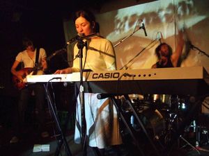 맥팔레인이 ninetynine과 함께 키보드와 보컬을 연주하는 모습, 노스코트 소셜 클럽, 2007