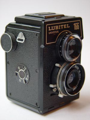루비텔 166 유니버설. 1960년대~80년대 LOMO의 대표적인 중형 카메라 중 하나이다.