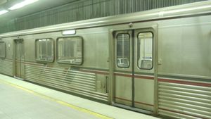 메트로 D선 열차가 유니언 역에 정차해 있다. 메트로 B선과 D선은 모두 유니언 역에서 종착하며, 두 노선의 동쪽 종점이다.