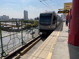 안살도브레다 P2550 열차가 차이나타운역에 정차