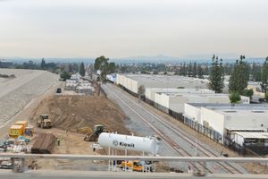 2014년 듀아르테 인근, 아수사로 가는 Foothill 연장의 공사 현장. 선로는 부설되었지만 전차선은 아직 설치되지 않았다.