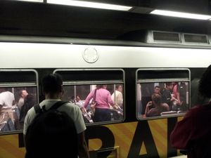 7번가/메트로 센터에 도착하는 혼잡한 A선 열차