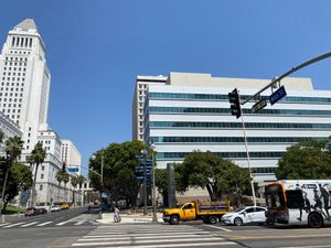 1번가에서 메인 스트리트 북쪽을 바라본 모습, 2020년. 시청 남관(오른쪽), 그 뒤로 시청 동관의 작은 부분; 왼쪽에는 시청 본관