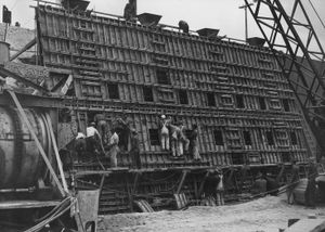 1938년 로스앤젤레스 시 26번가 인근 좌안의 카운터포트 채널 벽 구간에 콘크리트를 타설하는 모습.