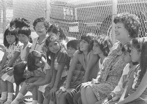 1980년 학교 통합 기간 동안 다양한 학생 그룹과 함께 있는 교장.