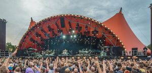 브루스 스프링스틴이 2012년 오렌지 무대에서 공연하고 있다.