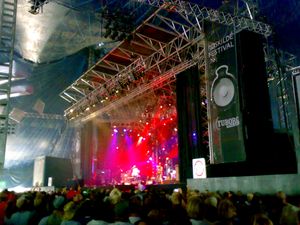 밴드 오브 호시스가 2008년 아레나 무대에서 공연하고 있다.