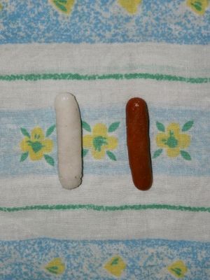 왼쪽은 기본 혼합물의 샘플, 오른쪽은 산화철 1%가 첨가됨