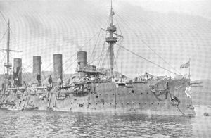 울산 해전 이후 로시야의 우현 손상. 함체에 난 포탄 구멍들이 보인다.