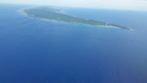 오른쪽의 웨스트 베이, 상단 중앙의 콕센 홀과 마누엘 갈베스 공항을 보며 남동쪽을 바라본 로아탄 섬.