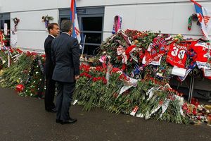 러시아 대통령 드미트리 메드베데프와 터키 대통령 압둘라 귈이 9월 8일 야로슬라블의 아레나-2000 앞에서 헌화하는 모습.