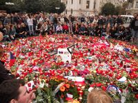 프라하에 모여 얀 마레크, 카렐 라추넥, 요세프 바시체크의 죽음을 애도하는 체코 팬.