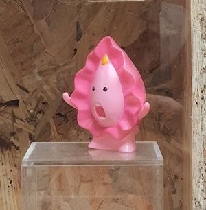 런던의 바자이너 박물관에 전시된 이구라시의 만코 짱 조각상.