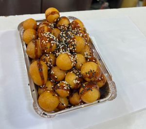 참깨 토핑을 곁들인 루가이마트(Lugaimat)는 사우디 아라비아 리야드에서 판매된다.