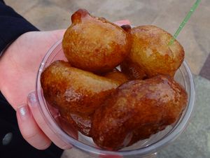 갈라타 다리 근처의 노점상에서 판매되는 록마(Lokma) in 이스탄불