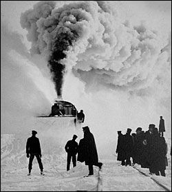 미네소타주 뉴 Ulm에서 작동하는 증기 동력 로터리 제설차