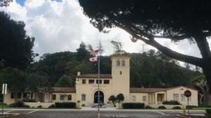 1936년에 스페인 부흥 건축 양식(Spanish Colonial Revival architecture)으로 지어진 롬포크 참전용사 기념관