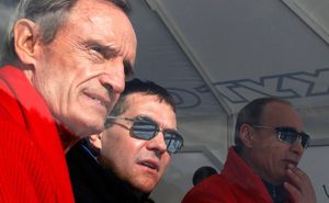 장 클로드 킬리, 드미트리 메드베데프, 블라디미르 푸틴이 2011년 2월 로자 후토르에서 열린 유럽컵 행사에 참석한 모습