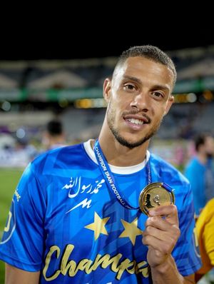 2021-22 페르시아 걸프 프로 리그 우승 메달을 든 게스테드