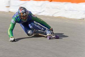 롱보딩 시 보호 장비 착용 모습