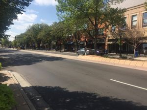 다운타운 롱몬트는 많은 지역 기업들의 본거지이다.