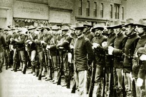 1885년 록스프링스 사우스 프론트 스트리트의 미국 육군 병사들. 이들은 9월 5일 폭동 진압을 위해 처음 배치되었다.