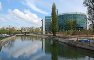 덤보비차 강에서 바라본 루마니아 국립도서관