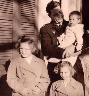 엘레나(왼쪽)는 여동생 이리나(오른쪽) 및 루마니아의 미하이 1세에게 안긴 소피아와 함께 있다.