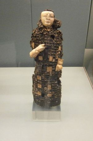 기원전 8~7세기 유리와 상감세공이 된 납 재질의 조각상. 터키 동부 토프라칼레, 우라르투 왕국 출토. 대영 박물관