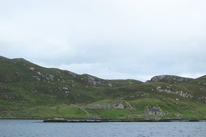 노출된 편마암이 보이는 루이스섬 남서부의 버려진 집과 농가