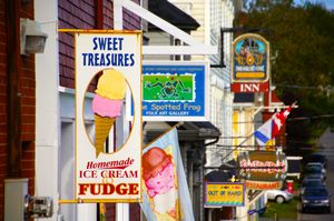 다채로운 상점과 간판은 관광객의 방문을 유도한다