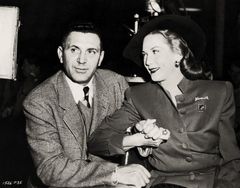 올브리턴 (오른쪽)과 달걀과 나(1947) 세트장의 밀턴 R. 크라스너