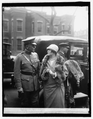 블랜턴 윈십 대령과 루이즈 맥아더 (1925년 10월 28일)