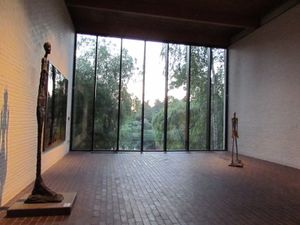 알베르토 자코메티의 조각 작품이 있는 루이지애나의 방