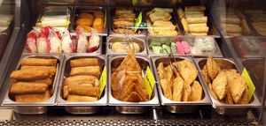 인도 loempia는 암스테르담의 토코 아시아 상점에서 판매되는 다양한 고렝안(튀김) 스낵의 일부이다.