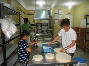 필리핀식 룸피아 피가 현대적인 기계로 만들어지고 있다
