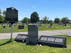 루이 셰브럴레이를 포함한 셰브럴레이 형제들의 묘소, 인디애나주 인디애나폴리스의 홀리 크로스 & 세인트 조셉 묘지