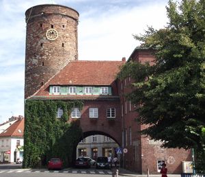 중세 도시 요새의 잔해인 자리 게이트 타워